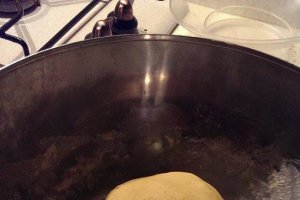 Tarta cu crema de branza si banane si topping de caramel