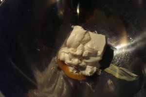 Tarta cu crema de branza si banane si topping de caramel