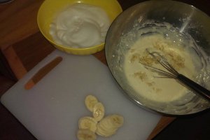 Tarta cu crema de branza si banane si topping de caramel