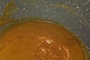 Tarta cu crema de branza si banane si topping de caramel