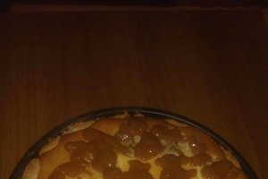 Tarta cu crema de branza si banane si topping de caramel