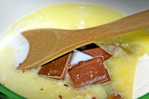 Tort cu blat de biscuiti si crema de mascarpone si ciocolata