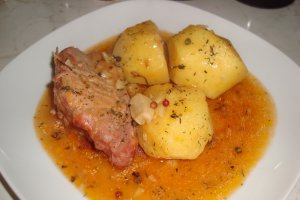 Muschiulet de porc in sos de usturoi si cartofi