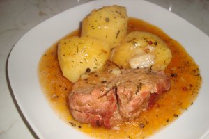 Muschiulet de porc in sos de usturoi si cartofi