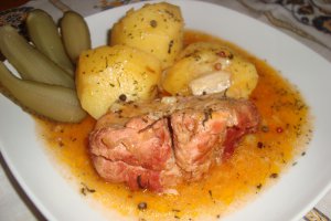 Muschiulet de porc in sos de usturoi si cartofi