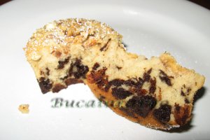 Briose cu suc de gutui, ciocolata si nuci