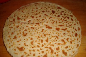 Clatite cu crema de branza, nuci si stafide