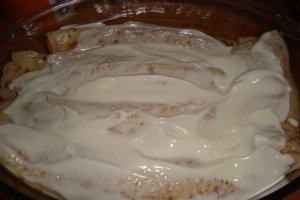 Clatite cu crema de branza, nuci si stafide