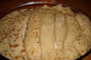 Clatite cu crema de branza, nuci si stafide