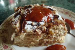 Clatite cu crema de branza, nuci si stafide