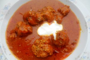 Chiftelute cu ricotta in sos
