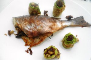 Dorada la cuptor cu legume