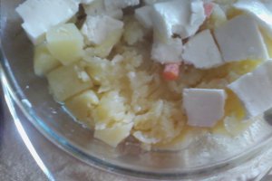 Cartofi gratinati cu legume si branza