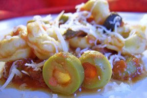 Tortellini cu carne, sos de rosii si masline