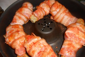 Ciocanele imbracate in bacon si garnitura de orez cu legume