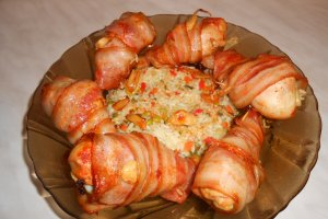 Ciocanele imbracate in bacon si garnitura de orez cu legume