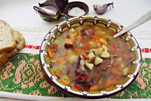Ciorba de fasole cu afumatura de porc