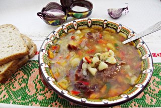 Ciorba de fasole cu afumatura de porc
