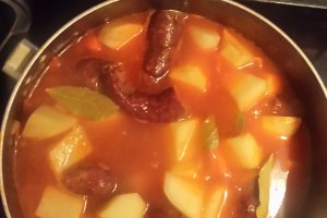 Tocanita de cartofi cu carnati de casa