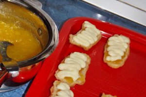 Eclere cu jeleu de portocale si crema de vanilie