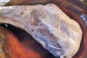 Pulpă de miel gătită în vasul roman
