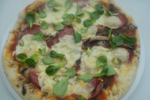 Pizza cu bacon si salam