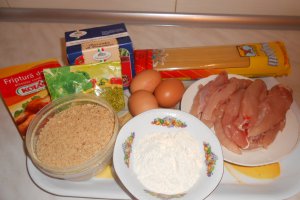 Degetele de pui si spaghete cu sos