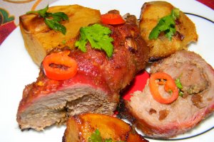 Friptura cu vitel rulat , porc si  cartofi
