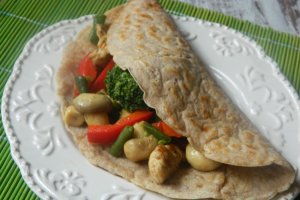 Clatite integrale cu legume picante si piept de pui