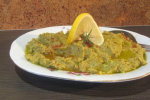 Pasta de naut cu avocado si lipii