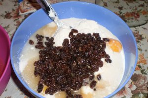 Budinca delicioasa cu branza, stafide si smantana