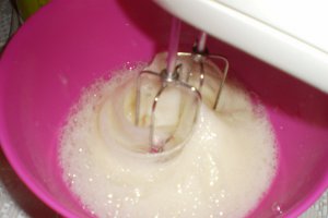 Budinca delicioasa cu branza, stafide si smantana