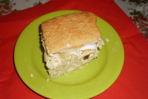 Budinca delicioasa cu branza, stafide si smantana