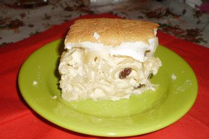 Budinca delicioasa cu branza, stafide si smantana