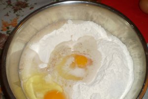 Cornuri mari cu ciuperci, pastrama si cascaval Delaco
