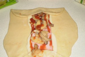 Cornuri mari cu ciuperci, pastrama si cascaval Delaco