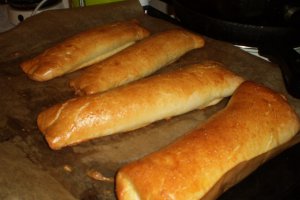 Cornuri mari cu ciuperci, pastrama si cascaval Delaco