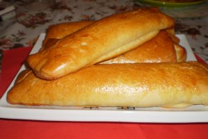 Cornuri mari cu ciuperci, pastrama si cascaval Delaco