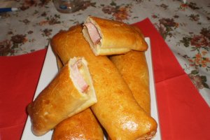 Cornuri mari cu ciuperci, pastrama si cascaval Delaco