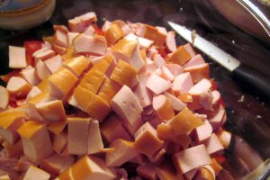 Salată de fusilli cu cremwursti