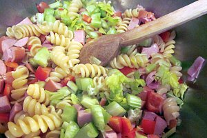 Salată de fusilli cu cremwursti