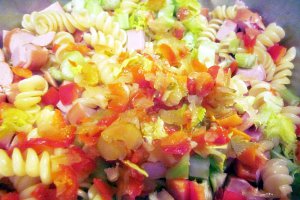 Salată de fusilli cu cremwursti