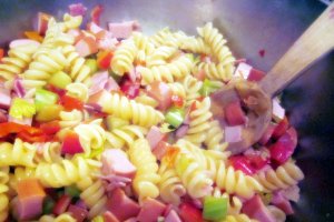 Salată de fusilli cu cremwursti