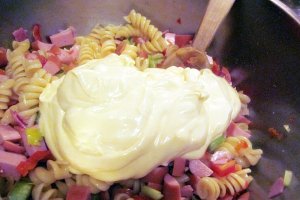 Salată de fusilli cu cremwursti