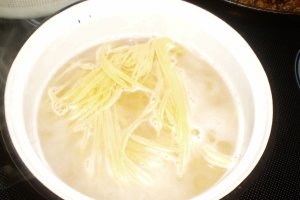 Tagliolini cu chiftele si sos dulce