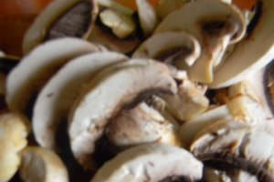Ciorba acra de curcan  cu mazare si ciuperci