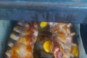 Piure de cartofi cu costite la cuptor si cu sos de mere