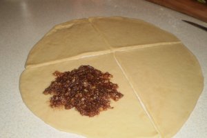 Cornuri cu dulceata de prune si nuca