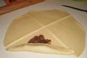 Cornuri cu dulceata de prune si nuca