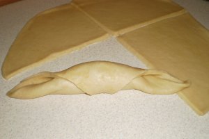 Cornuri cu dulceata de prune si nuca
